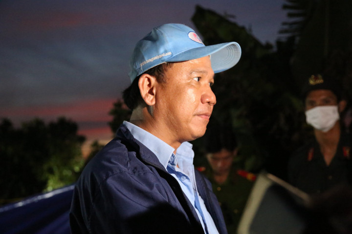 Bé trai 10 tuổi lọt xuống trụ bê tông ở Đồng Tháp: Cố gắng rút cọc trong đêm nay - 1