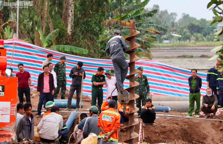 Hiện trường cứu nạn bé trai 10 tuổi lọt xuống trụ bê tông sâu 35m ở Đồng Tháp - 1