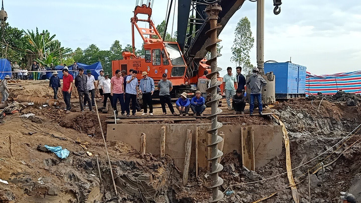 48 giờ giải cứu bé trai 10 tuổi lọt xuống trụ bê tông sâu 35m ở Đồng Tháp - 12