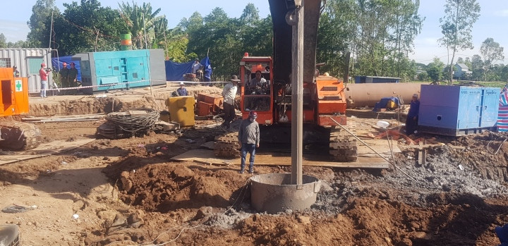 Đồng Tháp: Đề xuất phương án đưa trụ bê tông và thi thể bé trai lên mặt đất - 1