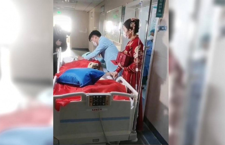 Cảnh vợ chồng mới cưới vái lạy cha ở phòng chăm sóc đặc biệt gây xúc động - 1