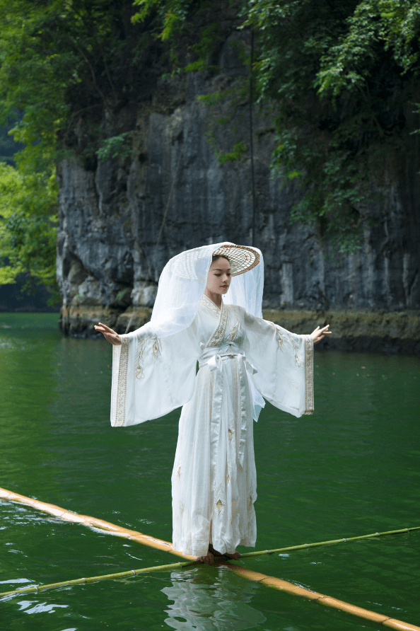 Cô gái có tuyệt kỹ lướt trên mặt nước như cao thủ võ lâm - 6