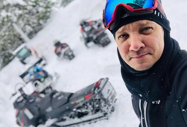 Tài tử Marvel gặp tai nạn nguy kịch khi đang dọn tuyết - 1