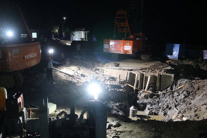 Bé trai 10 tuổi lọt xuống trụ bê tông sâu 35m: Xuyên đêm lồng ống thép - 3