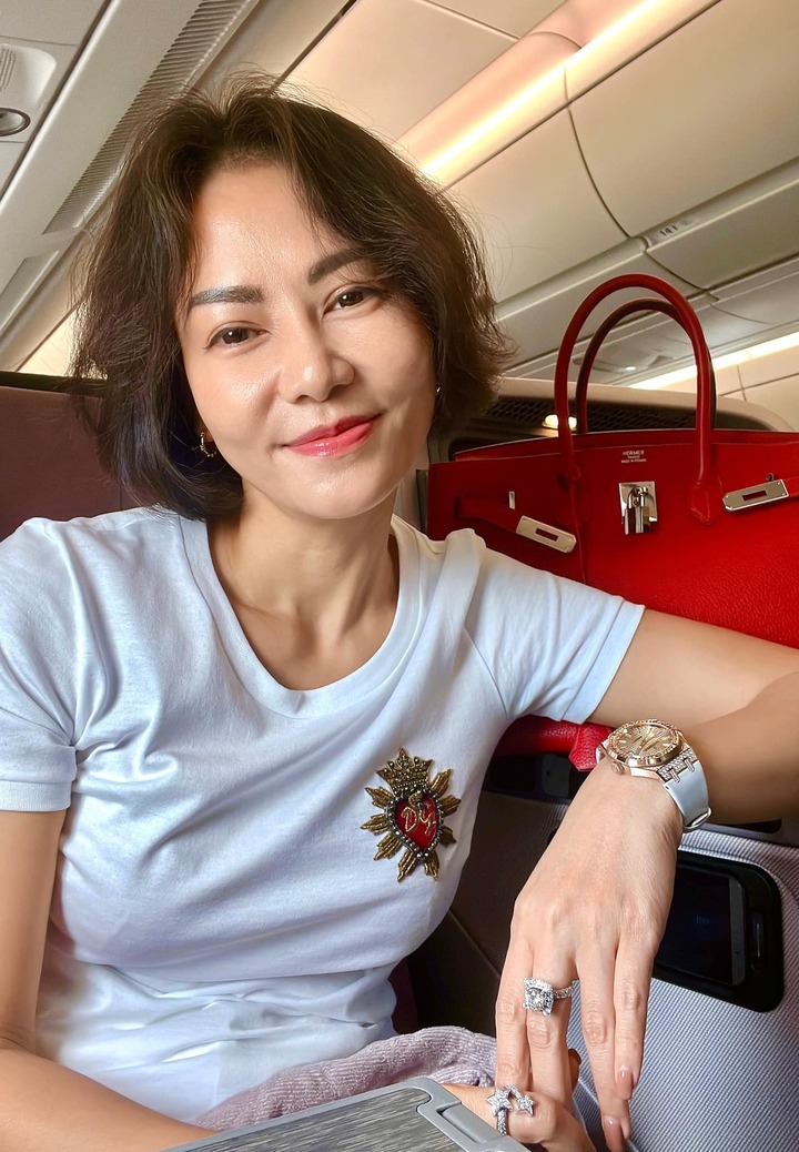 Nhan sắc khác lạ của Thu Minh ở tuổi 46 - 8