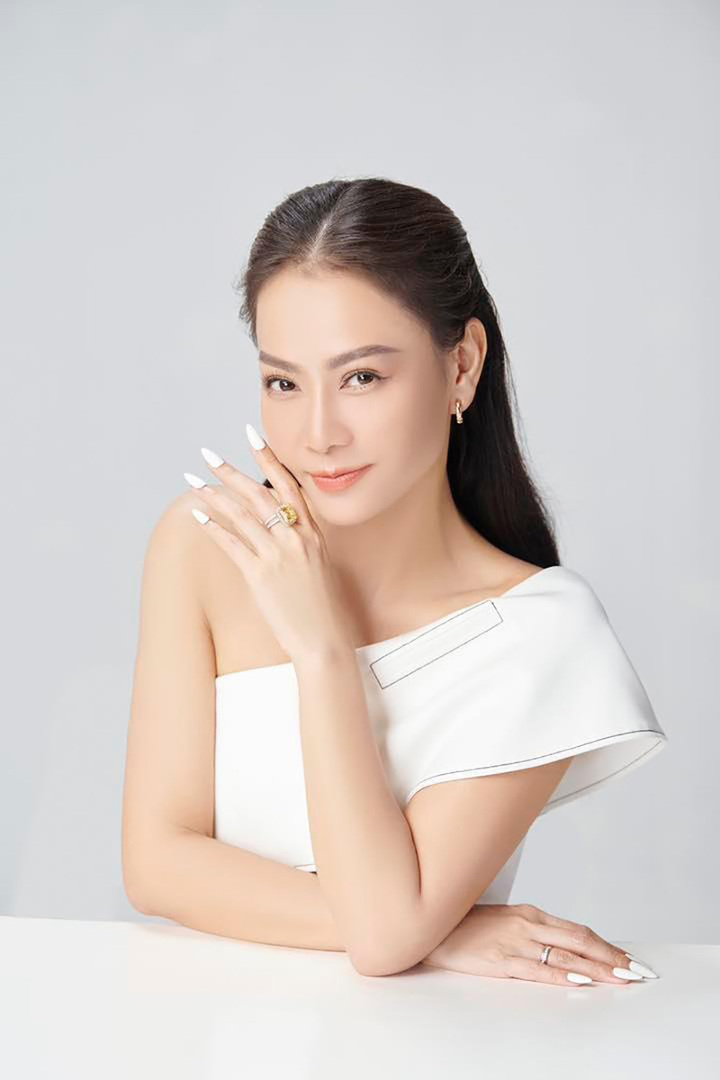 Nhan sắc khác lạ của Thu Minh ở tuổi 46 - 11