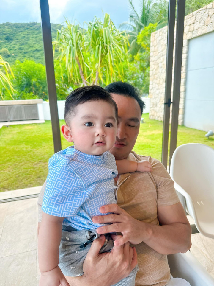 Sao Việt 5/1: Hoài Linh tươi tắn tập hài Tết, Hồ Văn Cường được fan vây kín - 6