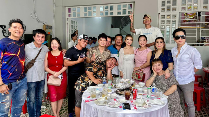 Sao Việt 5/1: Hoài Linh tươi tắn tập hài Tết, Hồ Văn Cường được fan vây kín - 4