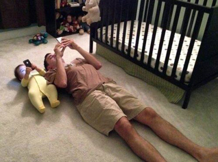 Khoảnh khắc đáng yêu khi con trẻ 'sao y bản chính' từ bố không trượt phát nào - 7