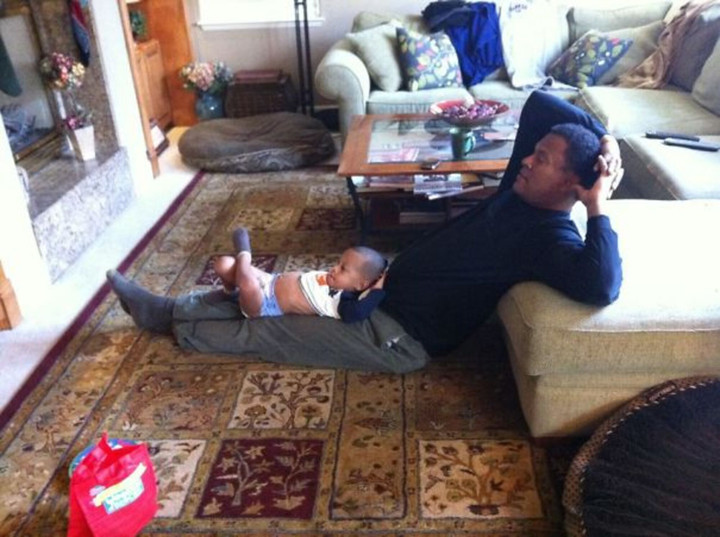 Khoảnh khắc đáng yêu khi con trẻ 'sao y bản chính' từ bố không trượt phát nào - 8