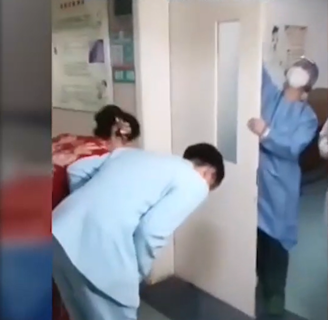 Bố bị hôn mê, chú rể dẫn vợ đến quỳ lạy hành lễ ngay tại bệnh viện gây xúc động - 3