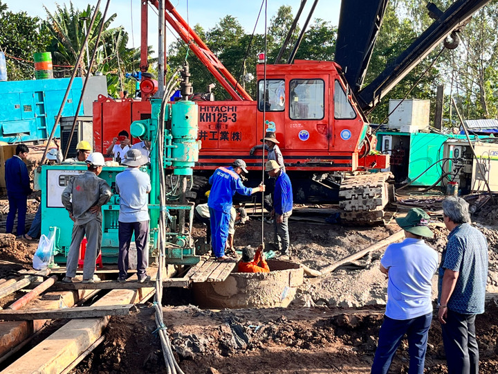 Bé trai 10 tuổi lọt xuống ống cọc bê tông đã tử vong - 1