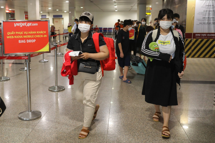 Vietjet chở miễn phí trẻ mồ côi do COVID-19 về nhà ăn Tết - 1