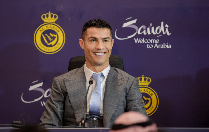 Ronaldo cười hạnh phúc ra mắt Al Nassr, cổ động viên đốt pháo đỏ rực khán đài - 10