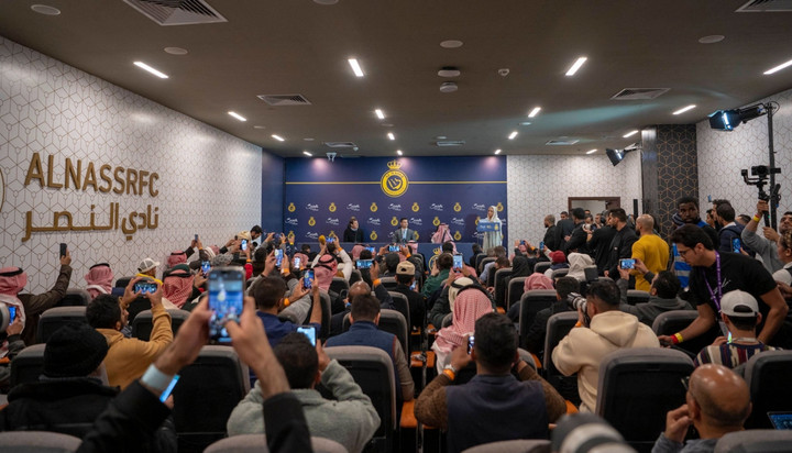 Ronaldo cười hạnh phúc ra mắt Al Nassr, cổ động viên đốt pháo đỏ rực khán đài - 9