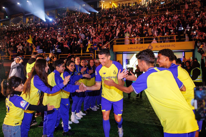 Ronaldo cười hạnh phúc ra mắt Al Nassr, cổ động viên đốt pháo đỏ rực khán đài - 4