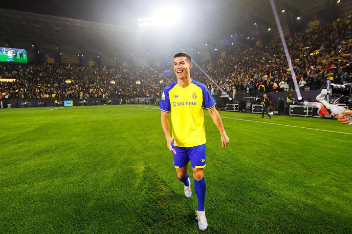 Ronaldo cười hạnh phúc ra mắt Al Nassr, cổ động viên đốt pháo đỏ rực khán đài - 6