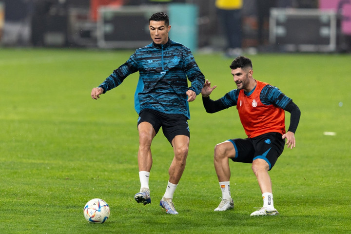 Ronaldo cười hạnh phúc ra mắt Al Nassr, cổ động viên đốt pháo đỏ rực khán đài - 7