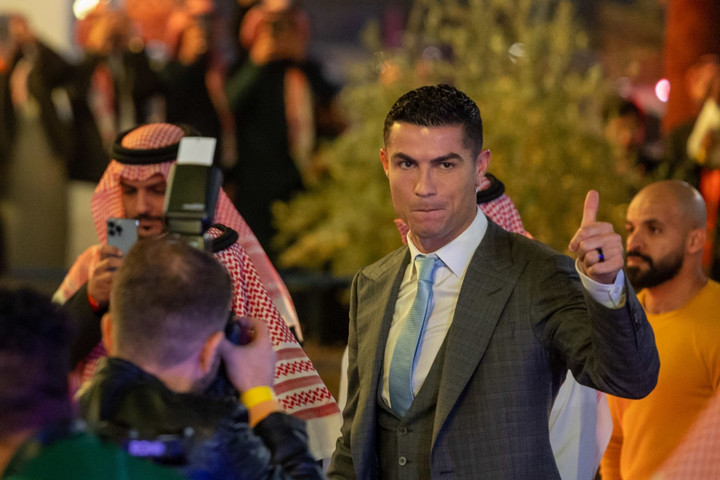 Ronaldo cười hạnh phúc ra mắt Al Nassr, cổ động viên đốt pháo đỏ rực khán đài - 8