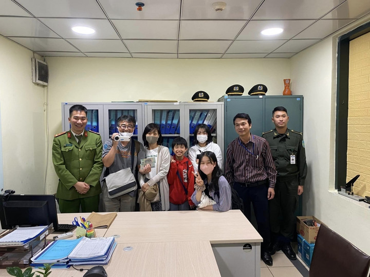 Gia đình du khách Nhật Bản nhận lại tiền bị tài xế taxi dù chiếm đoạt ở Nội Bài - 1