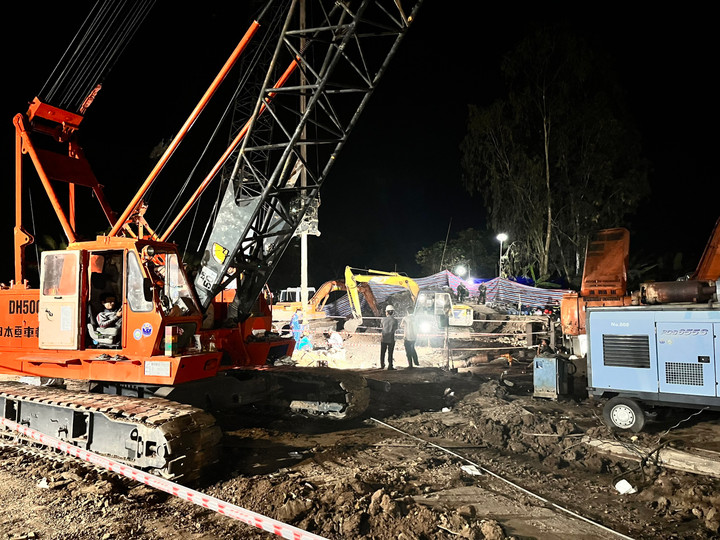 Chưa đưa được thi thể bé trai lọt xuống trụ bê tông ở Đồng Tháp lên mặt đất - 1