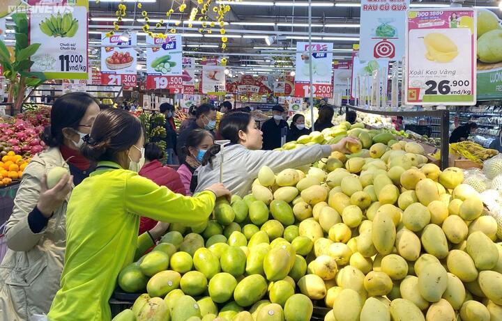 Người dân đua nhau sắm Tết, siêu thị Hà Nội đông đúc - 3