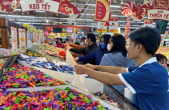 Người dân đua nhau sắm Tết, siêu thị Hà Nội đông đúc - 1
