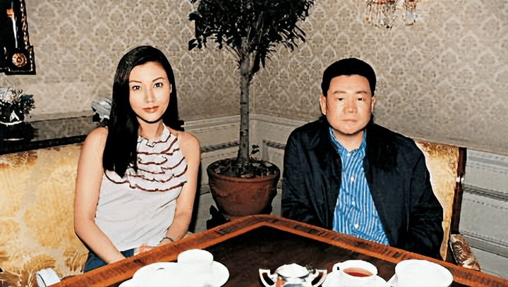 Bị đồn giở trò biến thái với nhiều sao nữ, tỷ phú Hong Kong họp báo thanh minh - 2