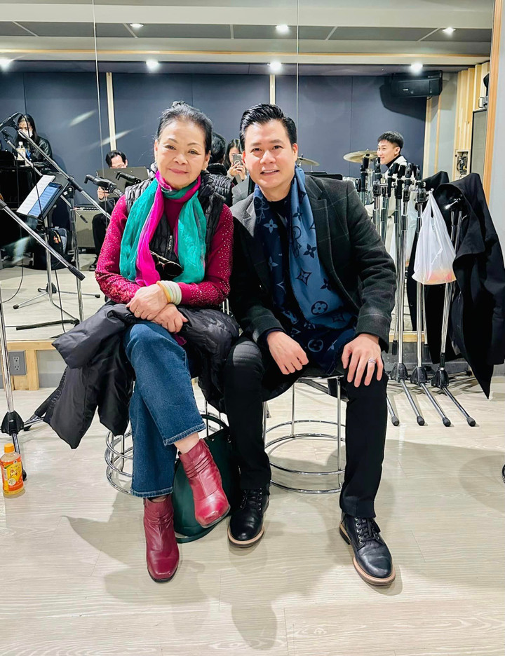 Sao Việt 6/1: Tự Long, Xuân Bắc hoá ông bà già trong chương trình hài Tết - 7