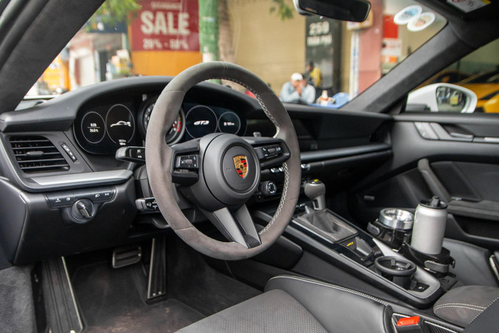 Ông Đặng Lê Nguyên Vũ cầm lái Porsche 911 GT3 hàng hiếm tại TP.HCM - 4