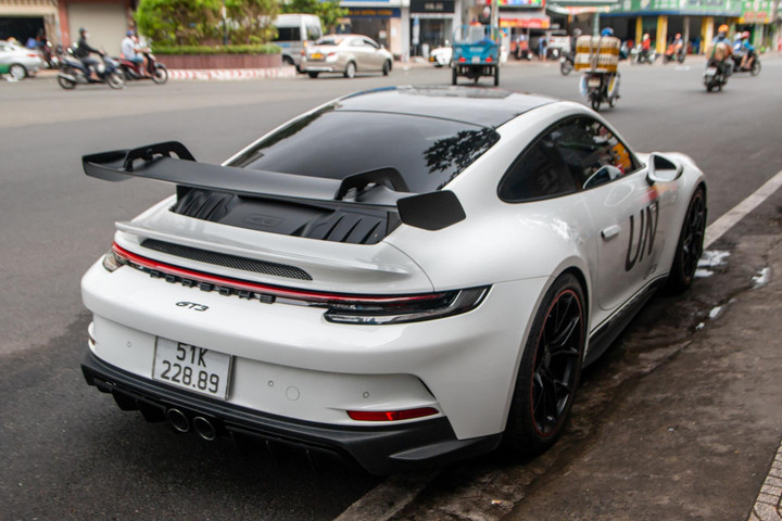 Ông Đặng Lê Nguyên Vũ cầm lái Porsche 911 GT3 hàng hiếm tại TP.HCM - 13