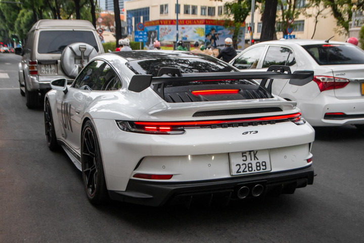 Ông Đặng Lê Nguyên Vũ cầm lái Porsche 911 GT3 hàng hiếm tại TP.HCM - 10