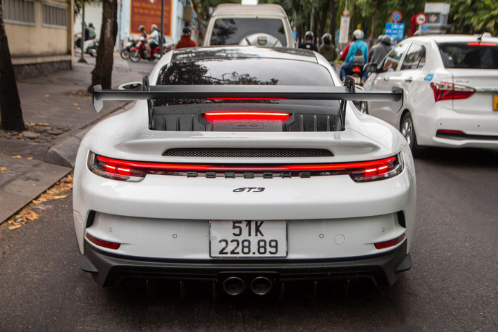 Ông Đặng Lê Nguyên Vũ cầm lái Porsche 911 GT3 hàng hiếm tại TP.HCM - 12