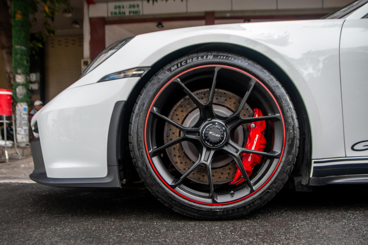 Ông Đặng Lê Nguyên Vũ cầm lái Porsche 911 GT3 hàng hiếm tại TP.HCM - 3