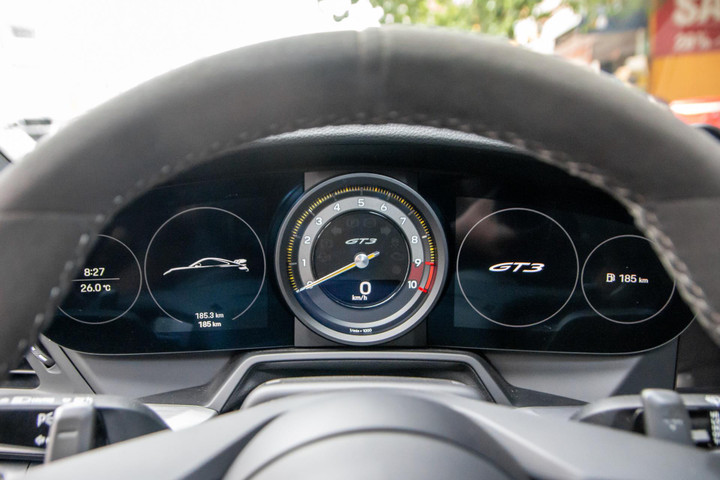 Ông Đặng Lê Nguyên Vũ cầm lái Porsche 911 GT3 hàng hiếm tại TP.HCM - 5