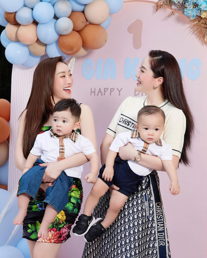 Sao Việt 8/1: Bảo Thy lần đầu khoe rõ mặt con trai - 1