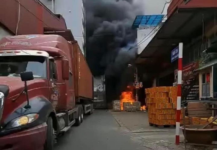 Cửa hàng kinh doanh bếp gas cháy ngùn ngụt ở Hà Nội - 2