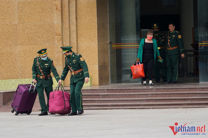 Trung Quốc bỏ nhiều quy định kiểm dịch khắt khe tại cửa khẩu Móng Cái - 1