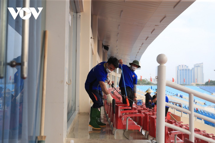 Sinh viên tình nguyện dọn dẹp sân Mỹ Đình trước bán kết lượt về AFF Cup 2022 - 2