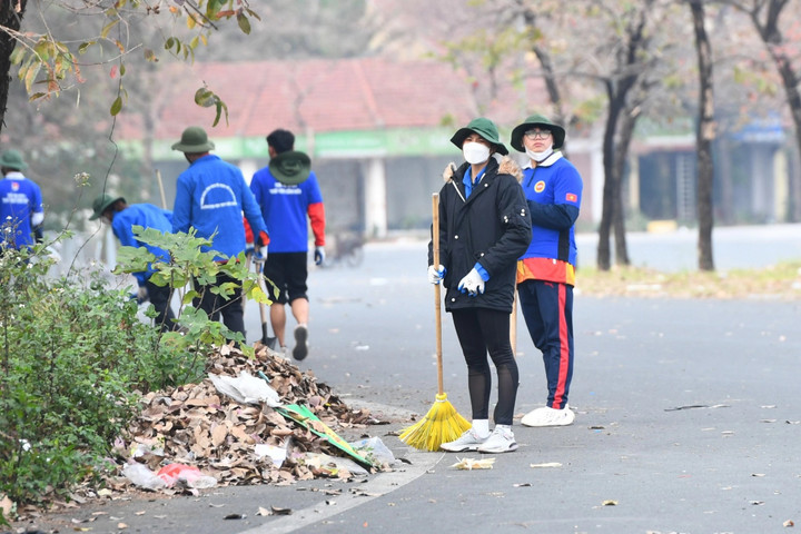 Sinh viên tình nguyện dọn dẹp sân Mỹ Đình trước bán kết lượt về AFF Cup 2022 - 1