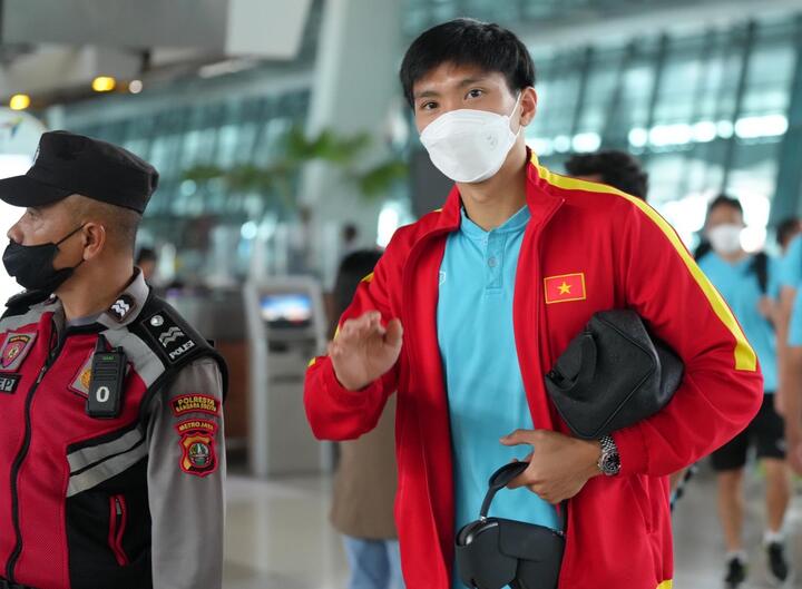 Cảnh sát Indonesia đưa tuyển Việt Nam ra sân bay - 3