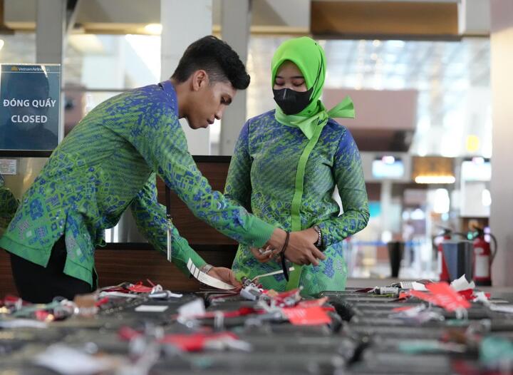 Cảnh sát Indonesia đưa tuyển Việt Nam ra sân bay - 5