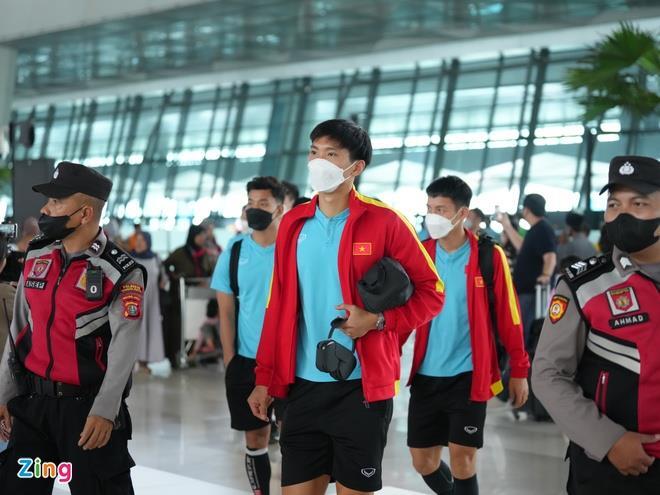 Cảnh sát Indonesia đưa tuyển Việt Nam ra sân bay - 2
