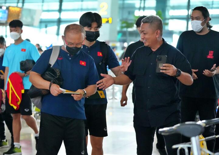 Cảnh sát Indonesia đưa tuyển Việt Nam ra sân bay - 6
