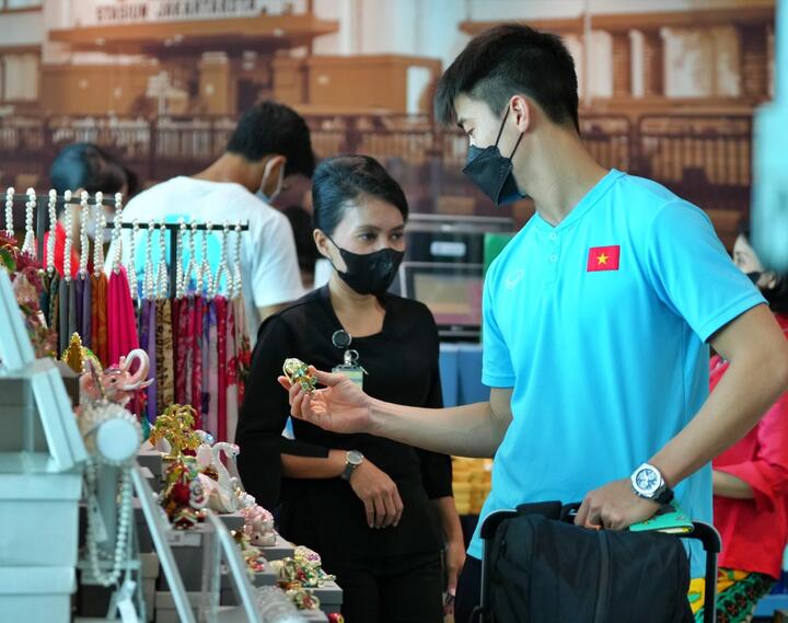 Cảnh sát Indonesia đưa tuyển Việt Nam ra sân bay - 9