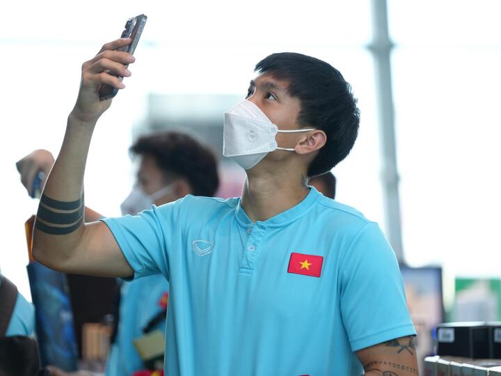 Cảnh sát Indonesia đưa tuyển Việt Nam ra sân bay - 10