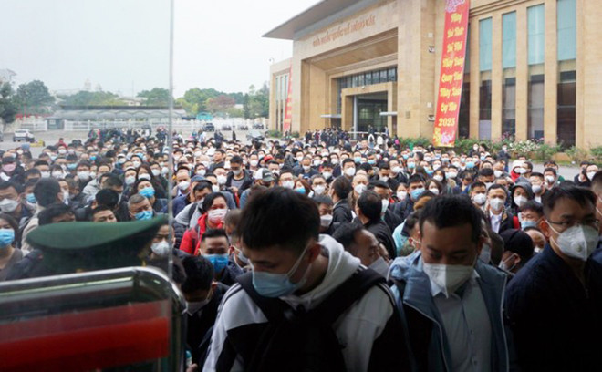 Hàng trăm người xếp hàng chờ xuất cảnh sang Trung Quốc ở cửa khẩu Móng Cái - 11