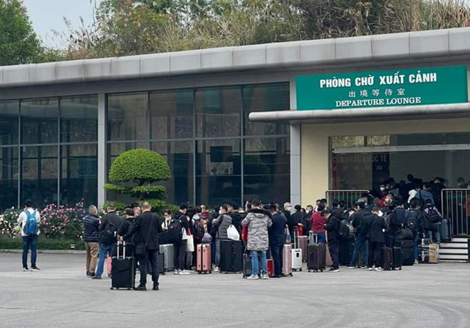 Hàng trăm người xếp hàng chờ xuất cảnh sang Trung Quốc ở cửa khẩu Móng Cái - 1