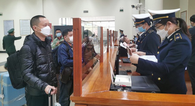 Hàng trăm người xếp hàng chờ xuất cảnh sang Trung Quốc ở cửa khẩu Móng Cái - 3