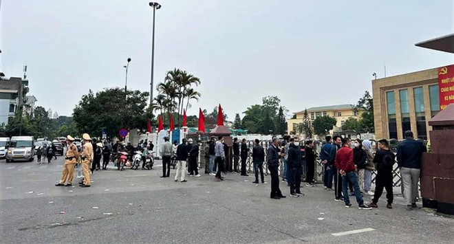 Hàng trăm người xếp hàng chờ xuất cảnh sang Trung Quốc ở cửa khẩu Móng Cái - 5